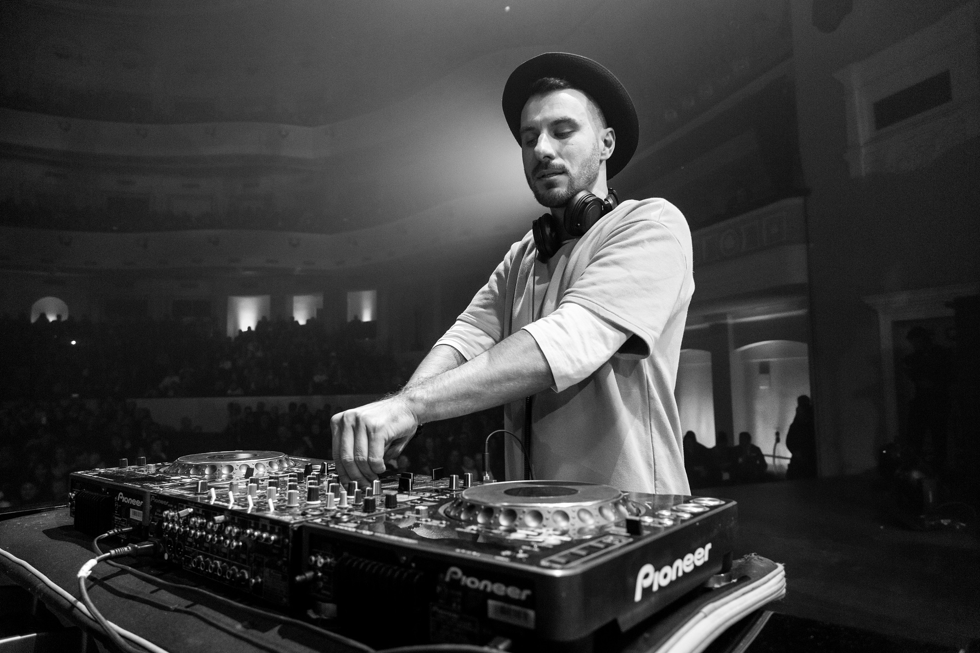 Всемирно известный певец "засветился" на концерте украинской звезды